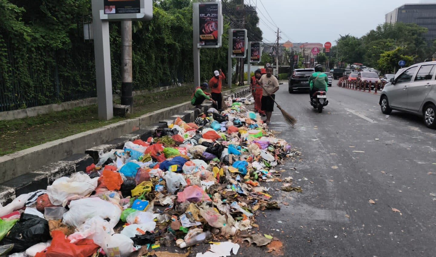 Petugas DLH Semarang membersihkan sampah yang tumpah di Jalan Sultan Agung (foto: Pemkot Semarang)