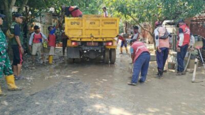 Tim gabungan memasang sandbag di tanggul Dinar Indah untuk menahan debit air Kali Babon (foto: Pemkot Semarang)