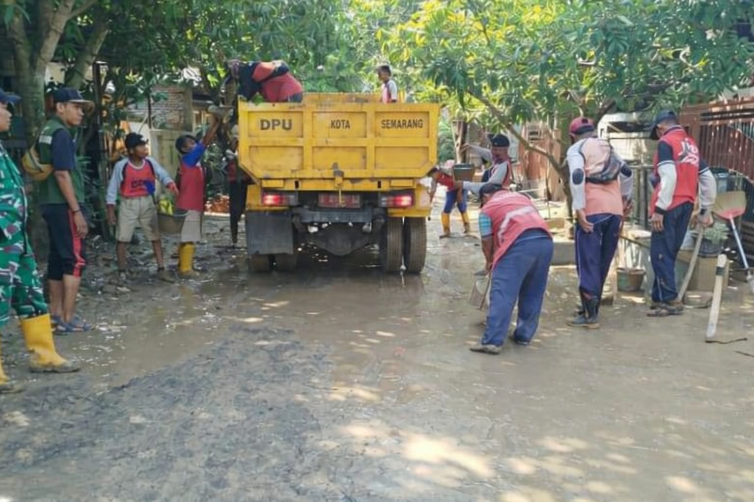 Tim gabungan memasang sandbag di tanggul Dinar Indah untuk menahan debit air Kali Babon (foto: Pemkot Semarang)