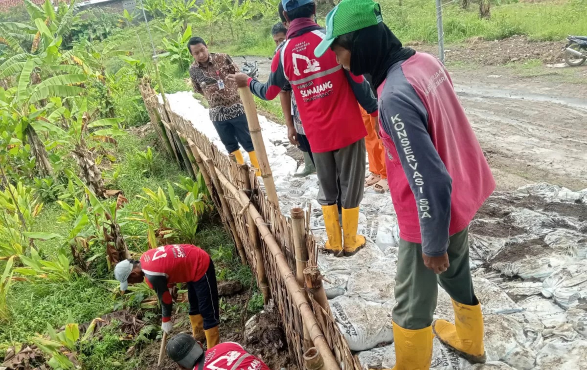 Petugas memasang sandbag di tanggul Kali Babon, Tembalang, Semarang (foto: Pemkot Semarang)